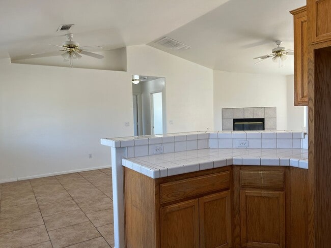 Building Photo - 3 bedroom 2 bathroom home available in Apple Valley!