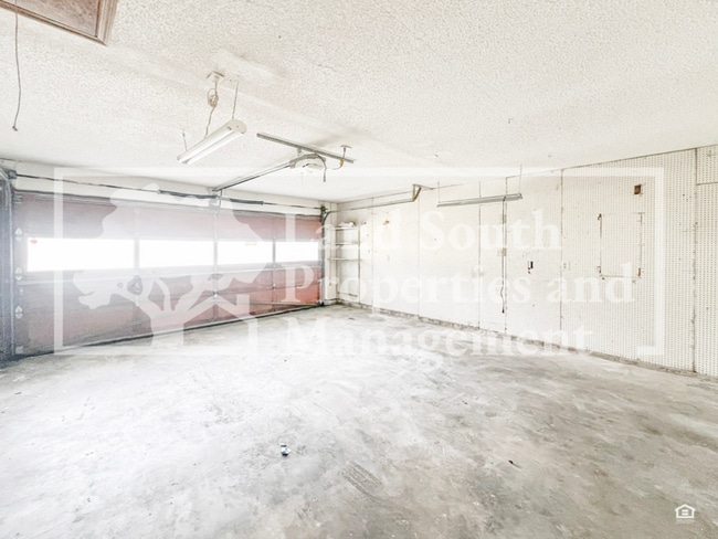 Building Photo - 2926 Forestgreen Dr S