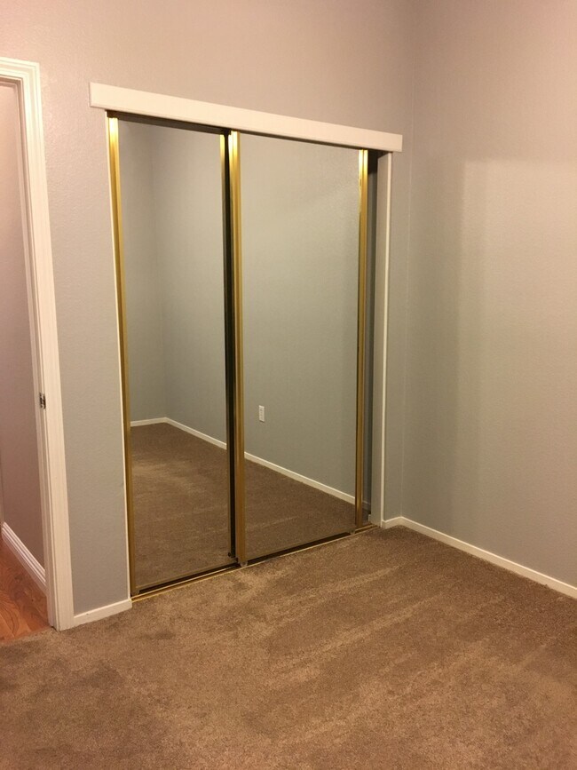 Building Photo - Updated Roseville Home