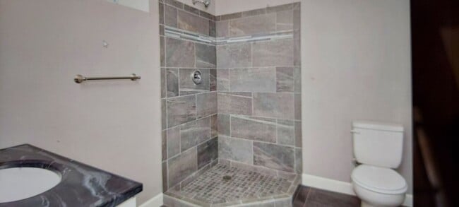 Building Photo - 6 Bed, 3 bath, Home