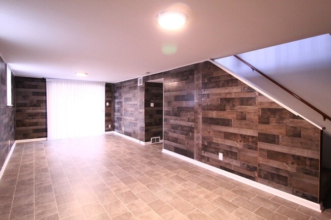 Building Photo - January FREE On This 2 Bedroom 1 Bath Duplex In Overland Park