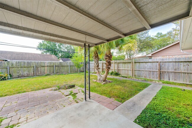 Building Photo - 5711 Weeping Willow Rd
