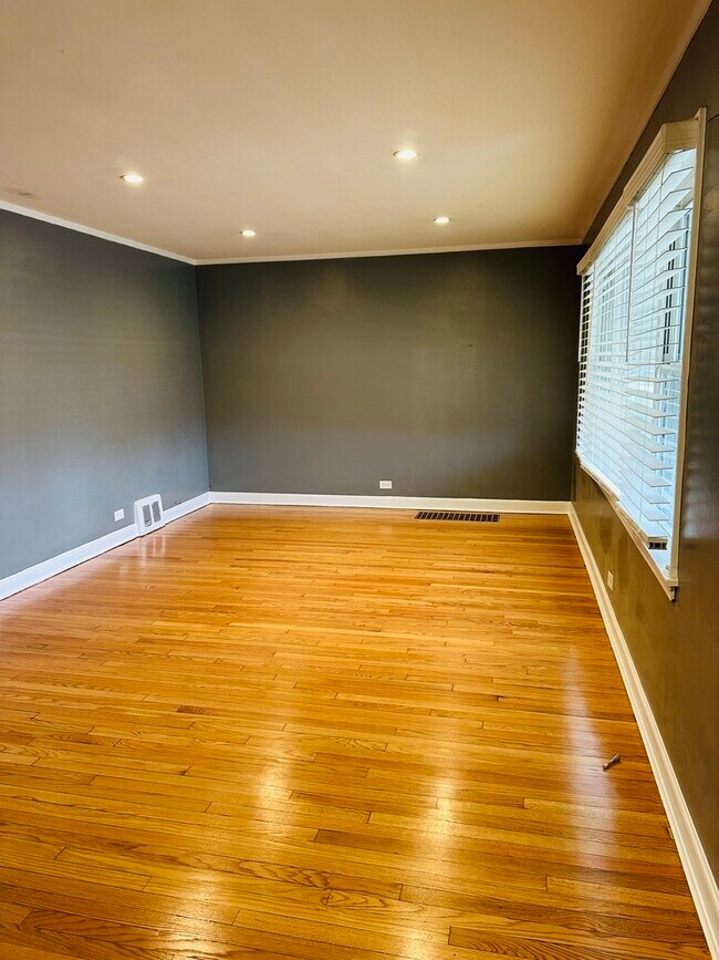 Building Photo - 3850 W 81st St