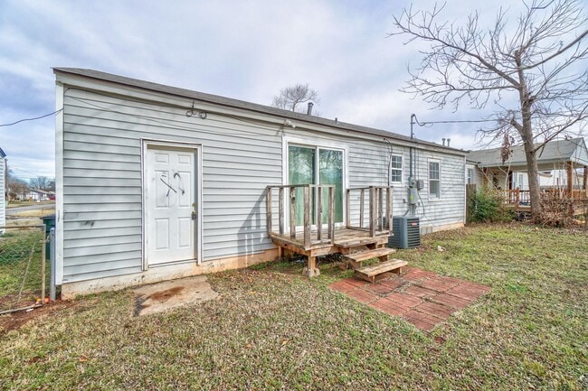 Building Photo - 3 Bed 1 Bath in Del City!