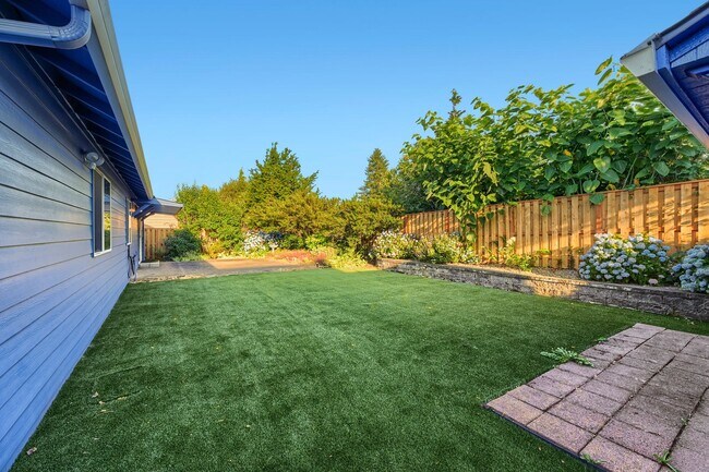 Building Photo - Single-Level 4BR/2BA Ranch — Spacious 3-Car Garage & Low-Maintenance Yard (Oregon City / Fairway ...