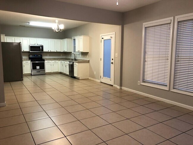 Building Photo - 2268 White Alder Dr NE