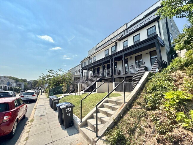 Building Photo - 755 Columbia Rd NW