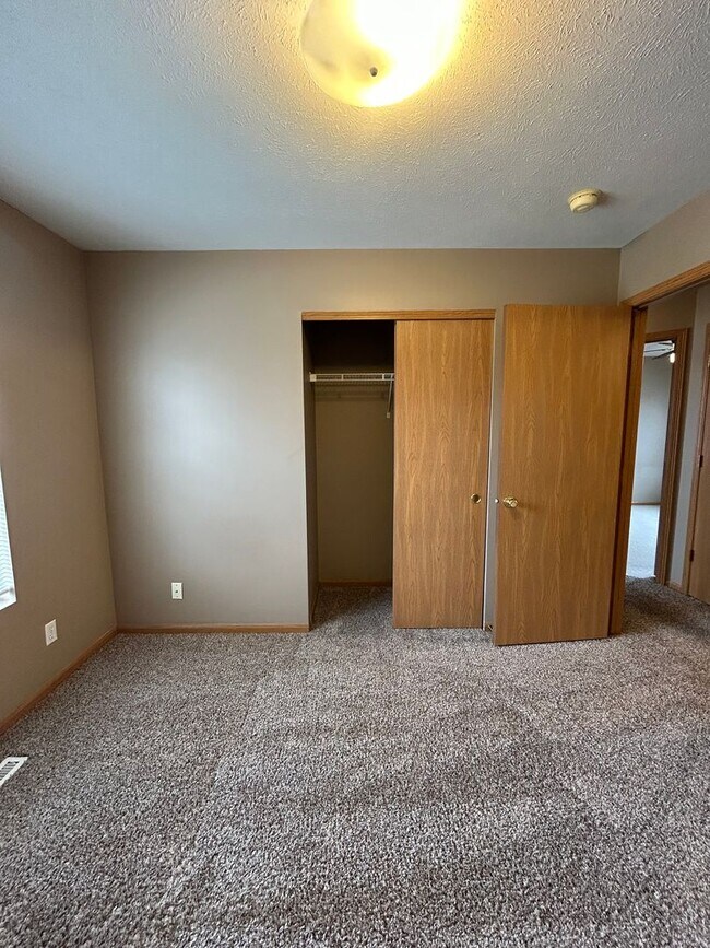 Building Photo - Spacious Millard Living with a Backyard You’ll Love