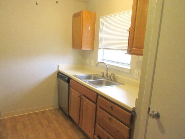 Building Photo - Spring Branch Condo