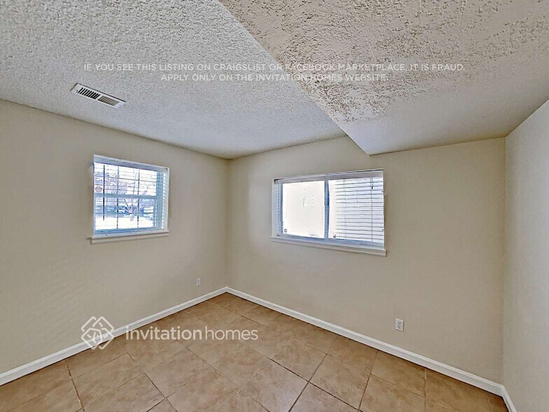 Building Photo - 5840 S Perth Pl