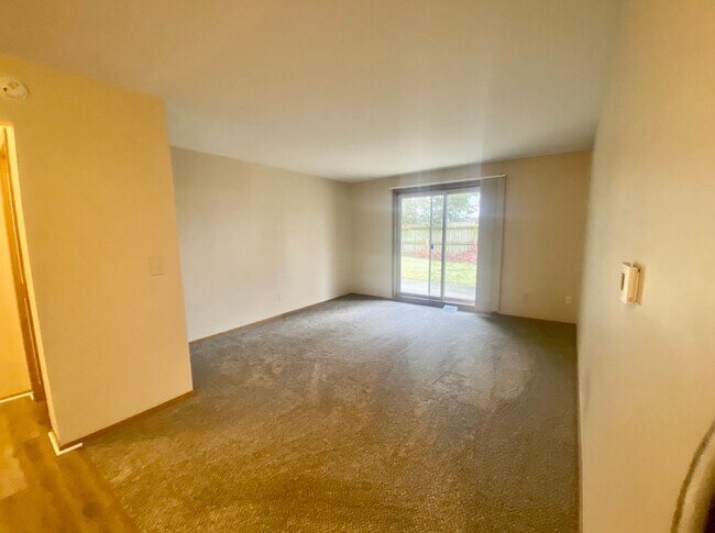 Building Photo - Ground Floor Large 1 Bedroom 1 Bath Available