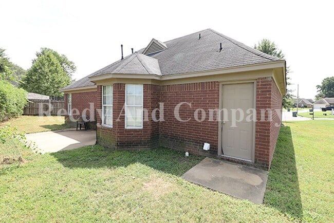 Building Photo - 8911 Little House Cove