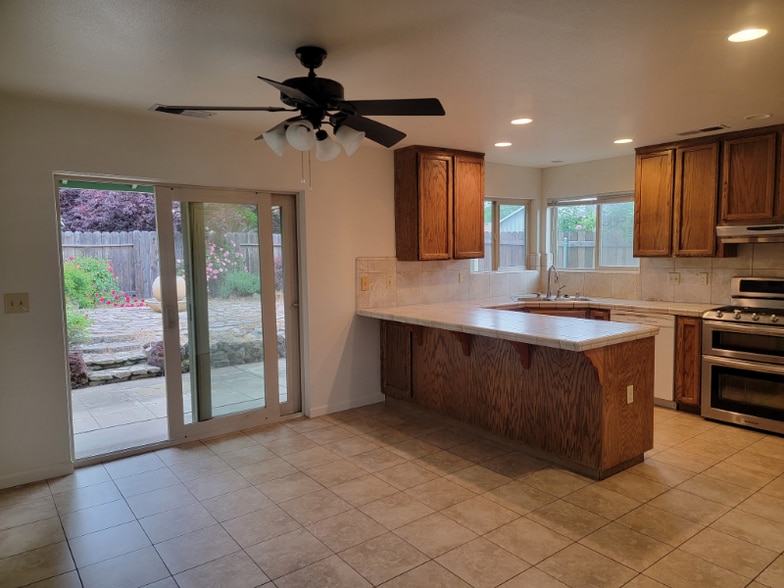 Building Photo - 1550 Sterling Dr