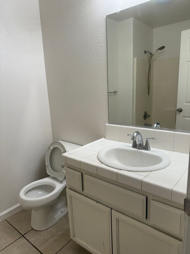 Building Photo - Move-in Ready!