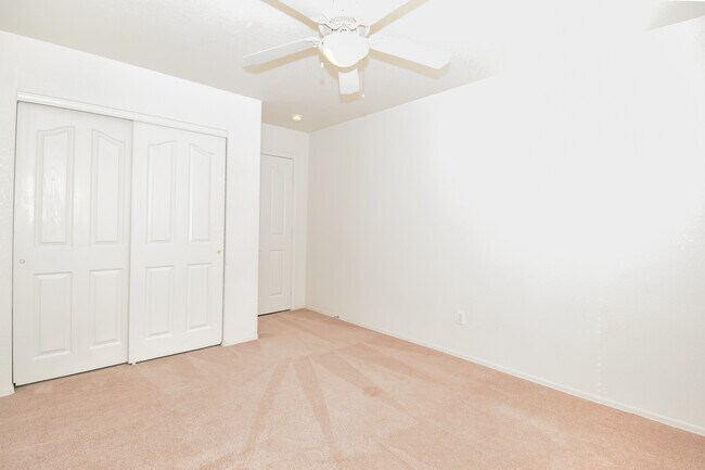 Building Photo - 8406 E Lorenzo Ln