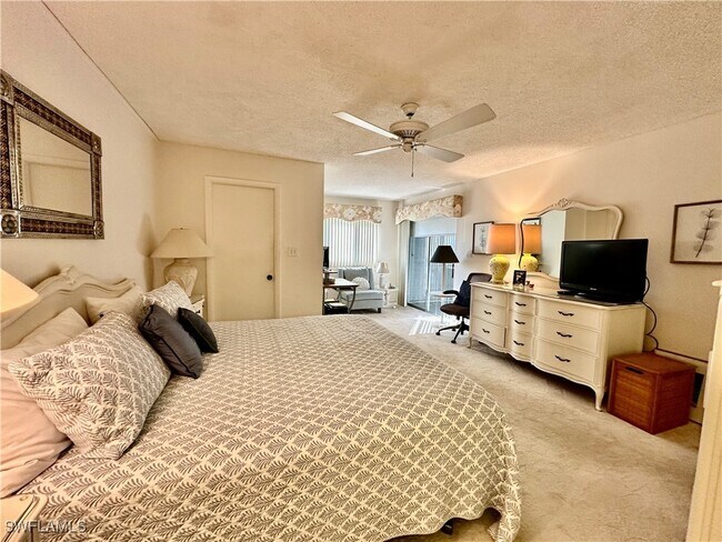 Building Photo - 555 Park Shore Dr