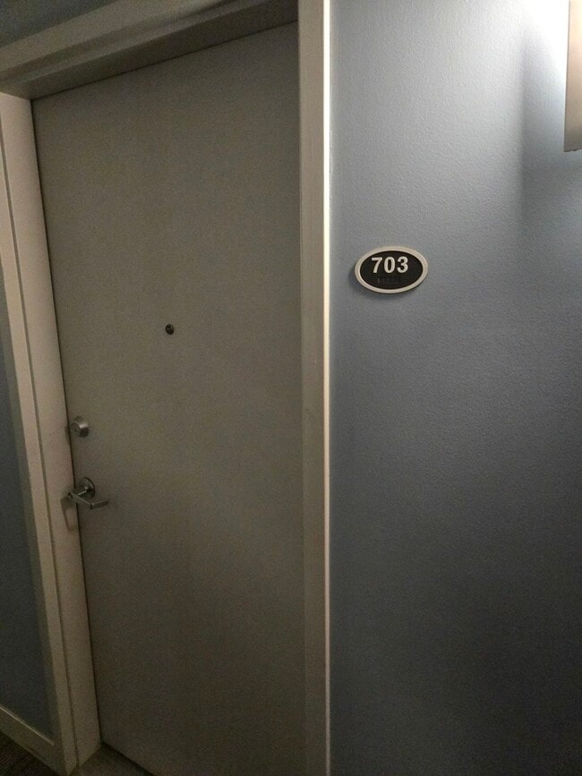 Building Photo - 811 W 15th Pl