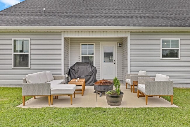 Building Photo - Bonus Room and Neighborhood POOL!