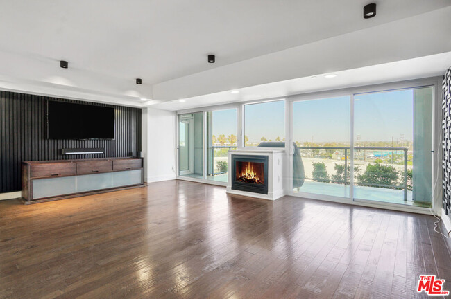 Building Photo - 13600 Marina Pointe Dr