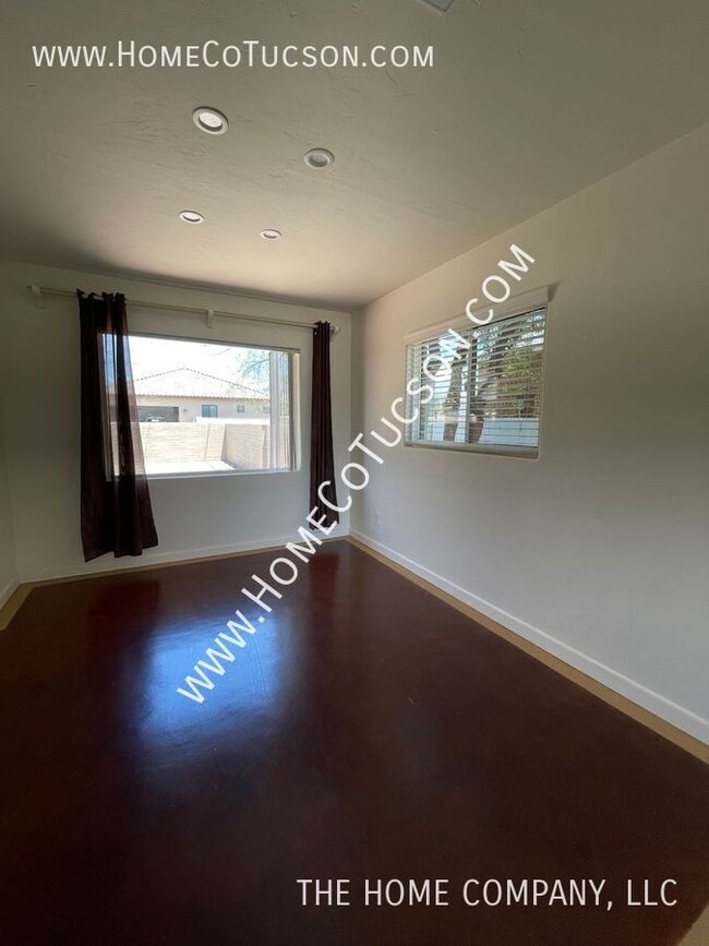 Building Photo - 3015 E 4th St