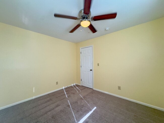 Building Photo - Charming Two Bedroom, One Bath Single Family Home Nestled in Leesburg FL!