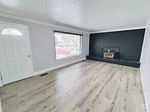 Building Photo - Charming 4 Bed/1.5 Bath Home!