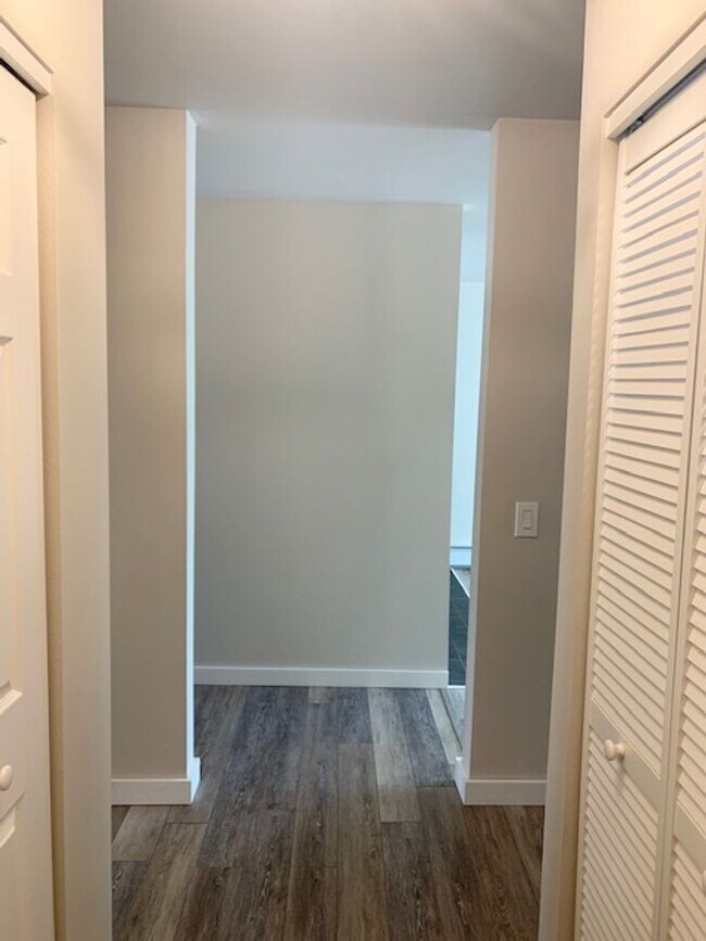 Building Photo - Inviting 2BR Gem with Balcony Views in For...