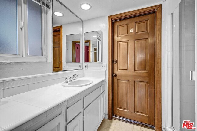 Building Photo - 1515 Outlook Cir