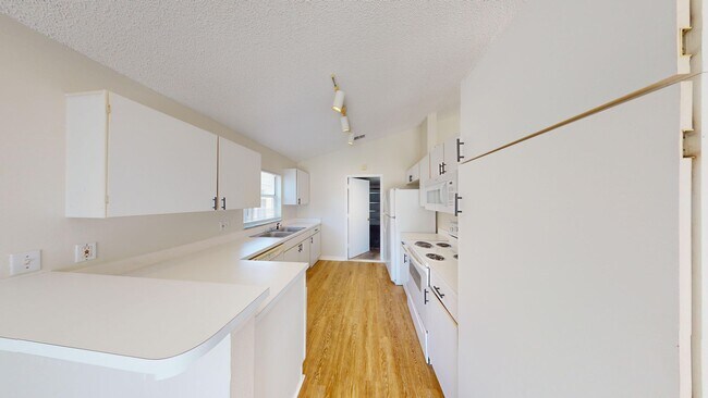 Building Photo - 3Bed/ 2Bath Home Available Now In Southcha...