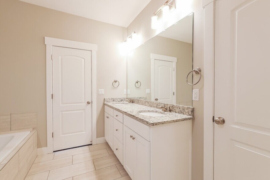 Building Photo - 3819 E Cunninghill Dr