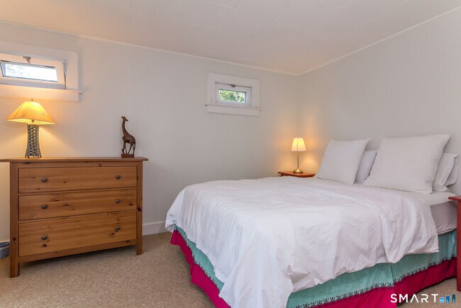 Building Photo - 116 Overshore Dr E