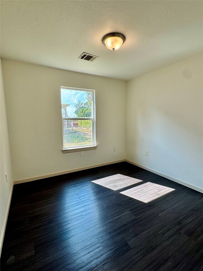 Building Photo - 624 Luke St