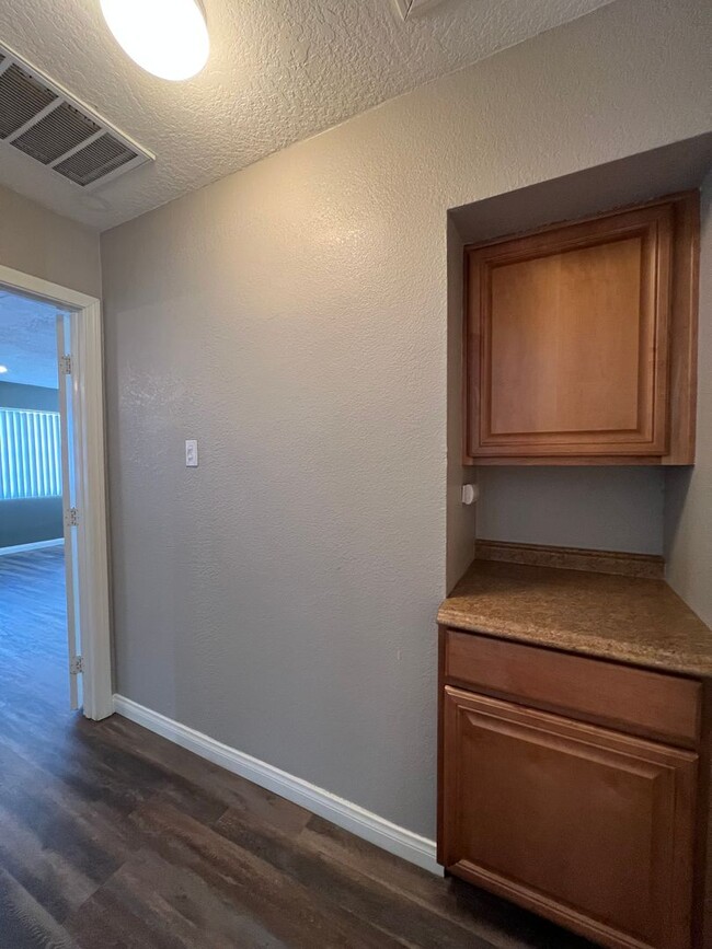 Building Photo - Beautifully remodeled 2 Bedroom 2 Bathroom...