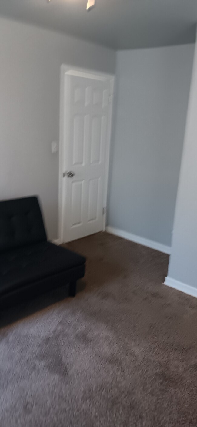 Building Photo - 548 E Woodrow St