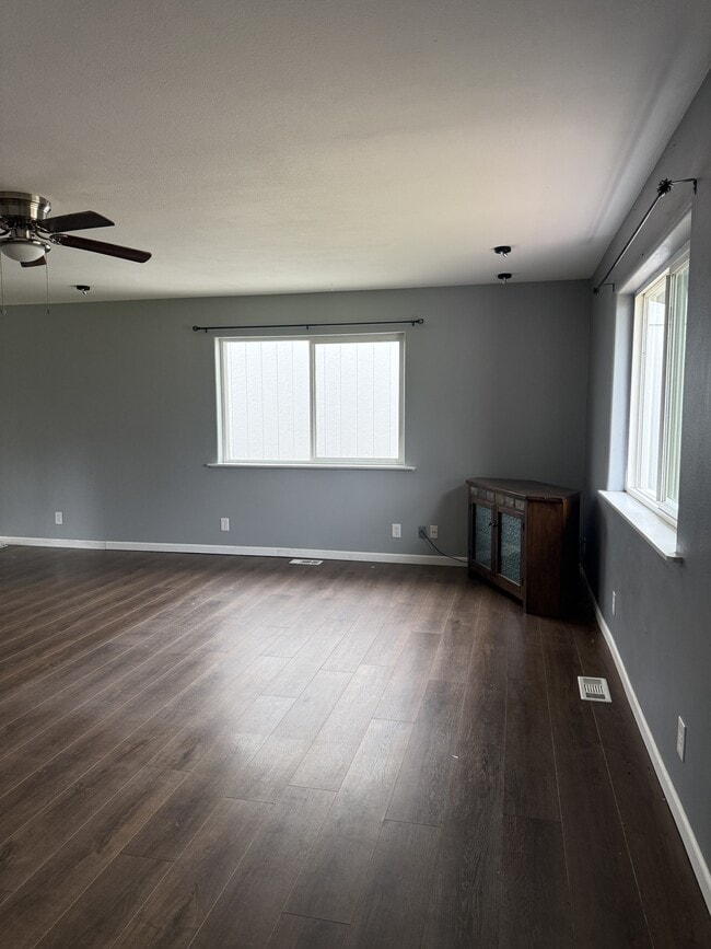 Building Photo - 2150 Bay View Dr