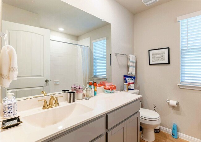 Building Photo - Spacious 4-Bedroom, 2-Bathroom Single Family Home in Austin!