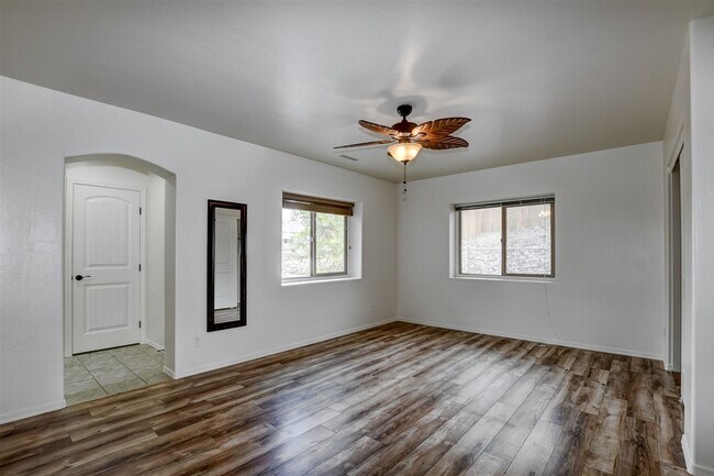 Building Photo - 3 bedroom 2 bathroom ranch style home in C...
