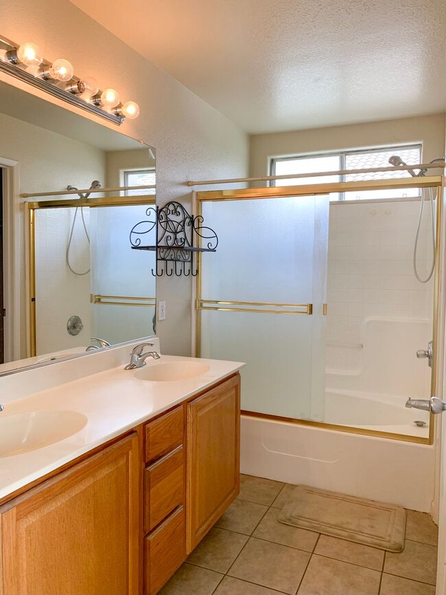 Building Photo - 4 Bedroom Home in Hollister