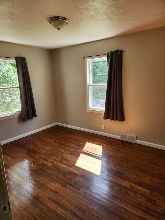 Building Photo - Newly Remodeled 3/1