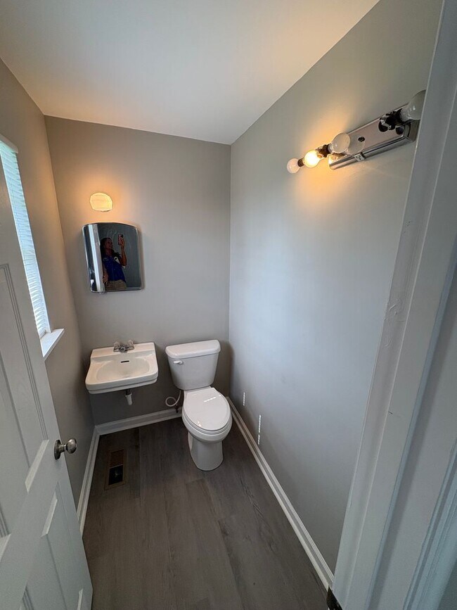 Building Photo - 3 Bed 1.5 Bath Brick House