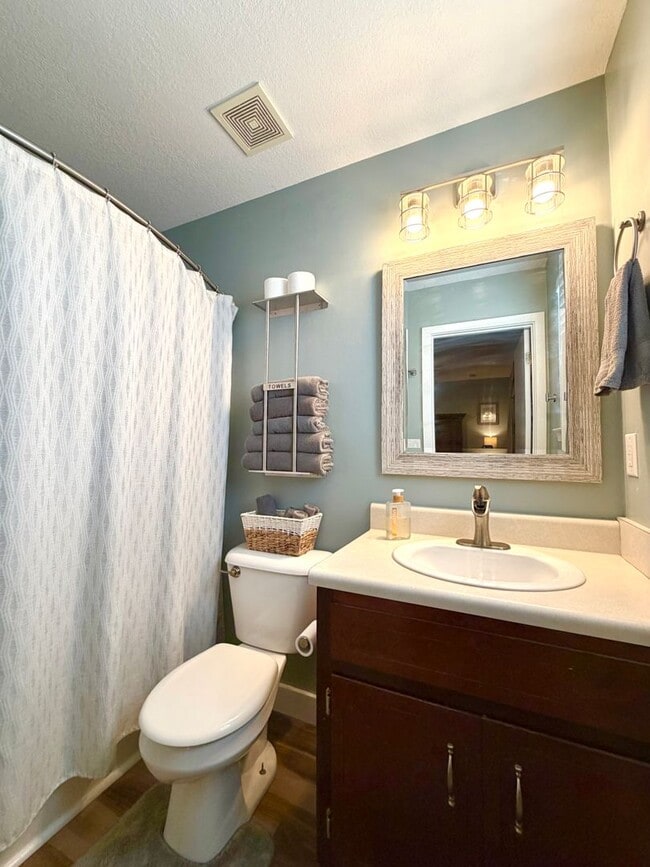 Building Photo - 320 Cottonwood Ct