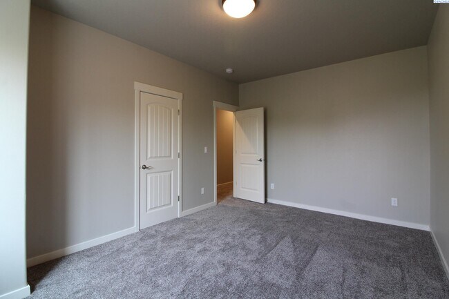 Building Photo - 4 Bed/2.5 Bath + an Office Home in Richland