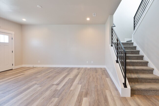 Building Photo - AMMON 3 BED 2 BATH TOWNHOME WITH 2 STALL G...
