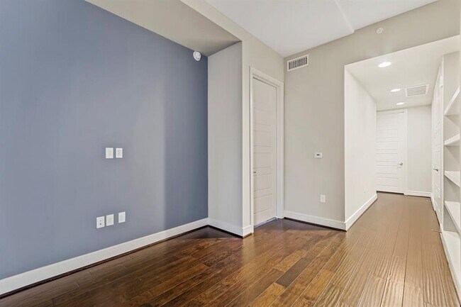 Building Photo - 214 Barton Springs Rd