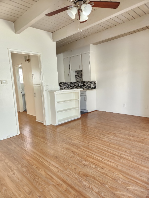 Building Photo - 1909 Beachwood Dr