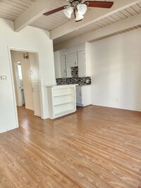 Building Photo - 1909 Beachwood Dr