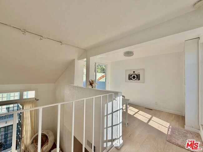 Building Photo - 1123 Flores St