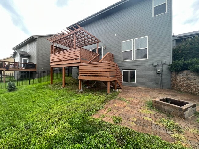 Building Photo - Must See Elkhorn Home!!