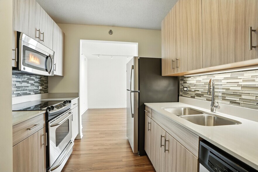 Building Photo - 530 N Kingsbury St