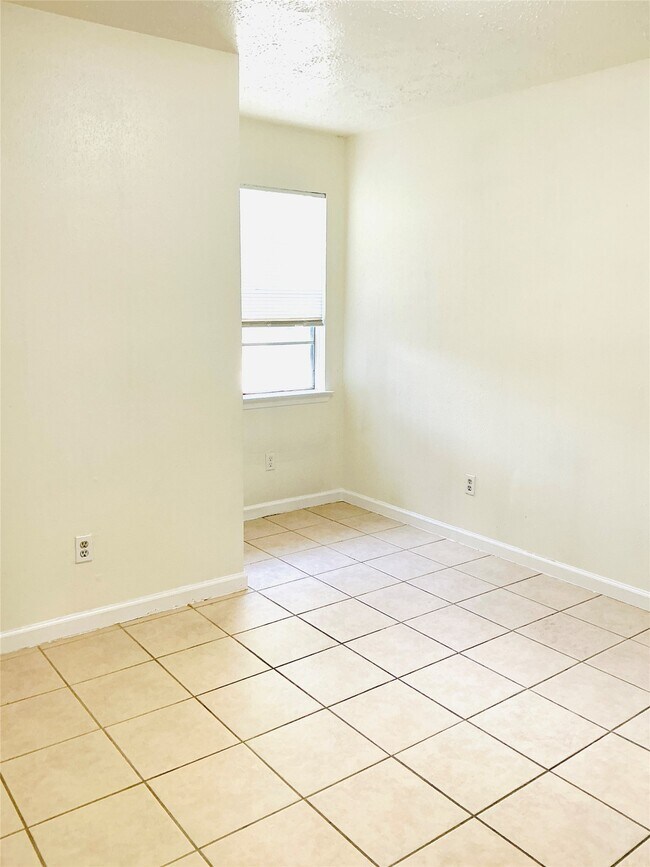 Building Photo - 16719 Maplemont Dr
